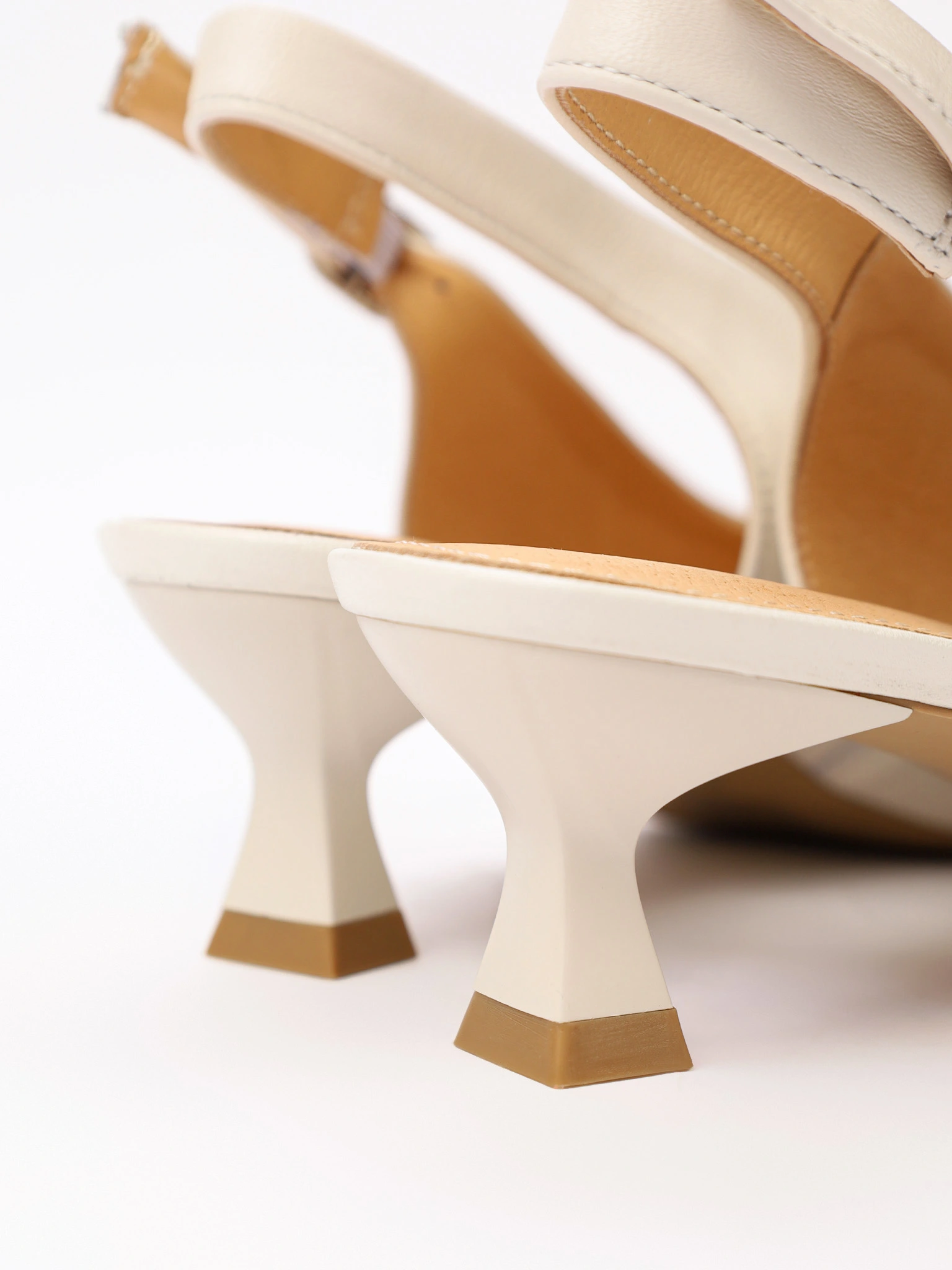 Туфли-слингбэки молочного цвета со стразами на низком каблуке